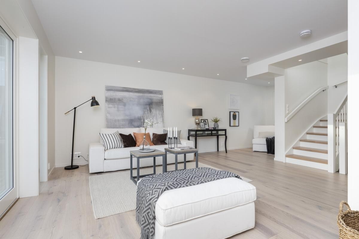 Stue - Meget smakfull og gjennomført med lekre enstavs eikegulv, glatte vegger og himlinger og tidsmessig fargevalg Galleribilde