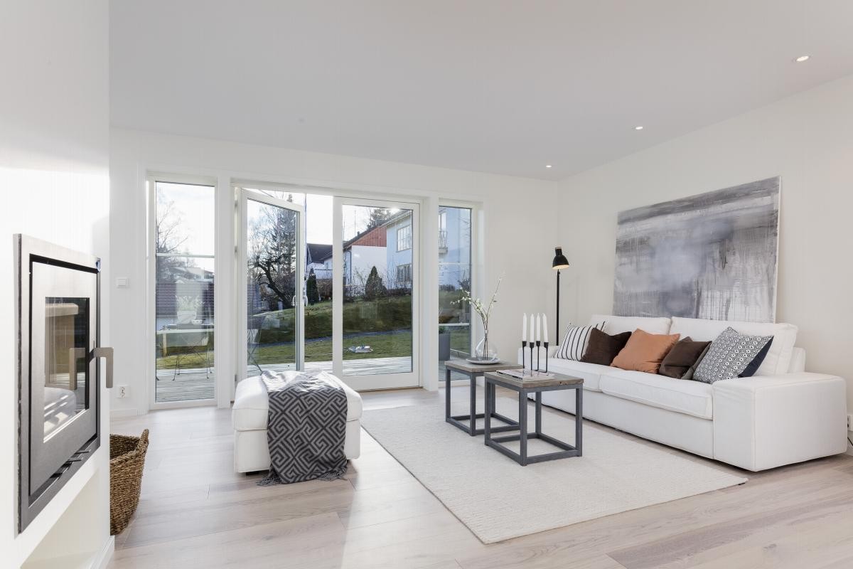 De store vindusflatene gir godt med dagslys og en god atmosfære Galleribilde