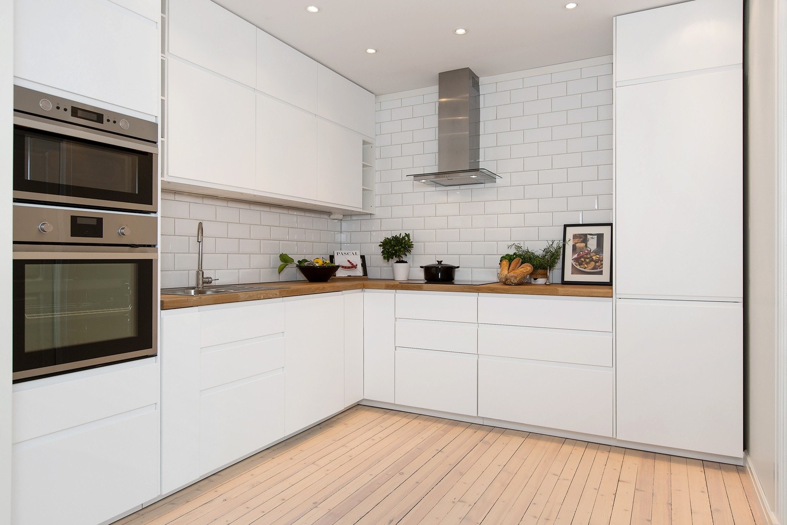 Pent kjøkken med takhøye overskap Galleribilde