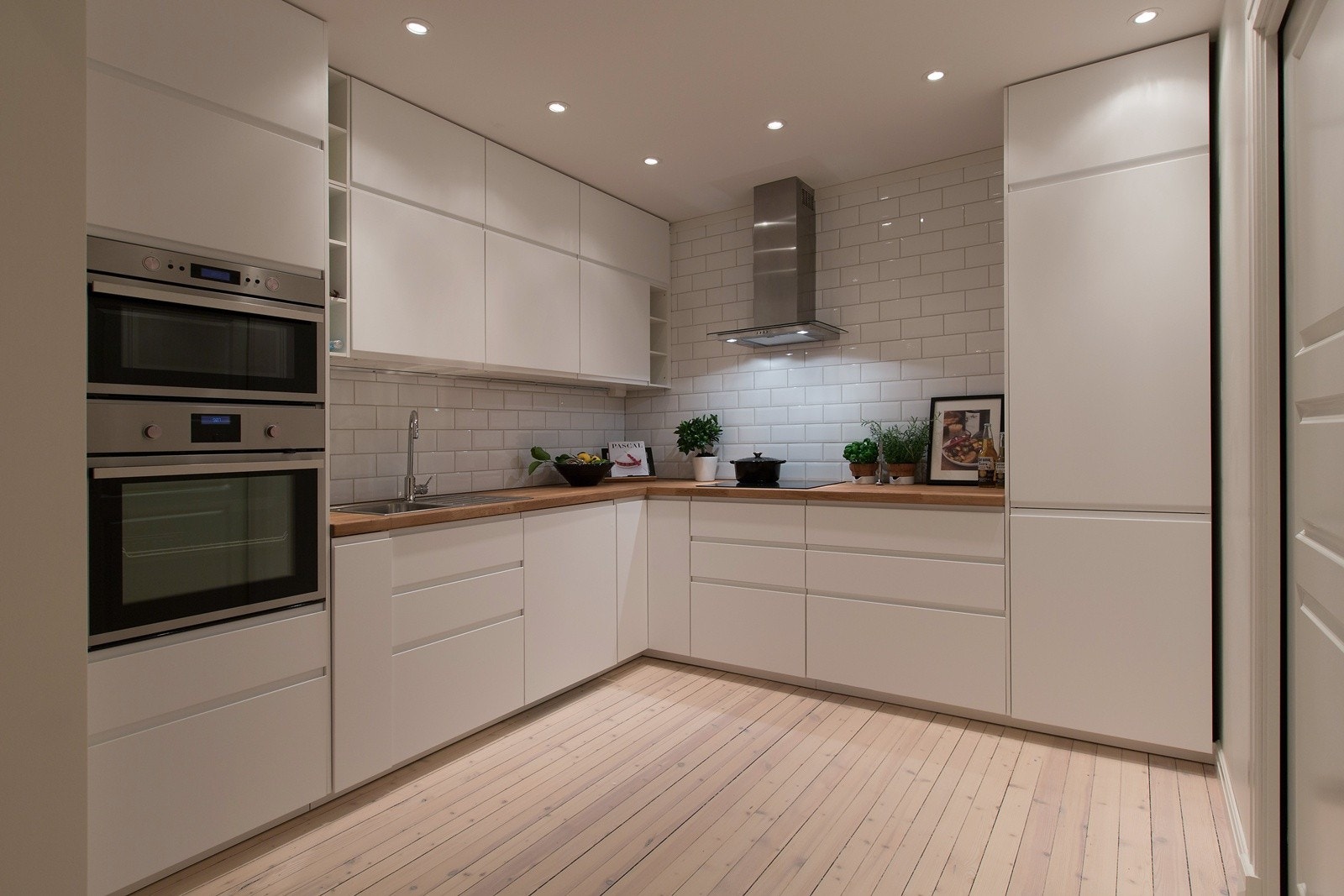 Kjøkkeninnredning med integrerte hvitevarer Galleribilde