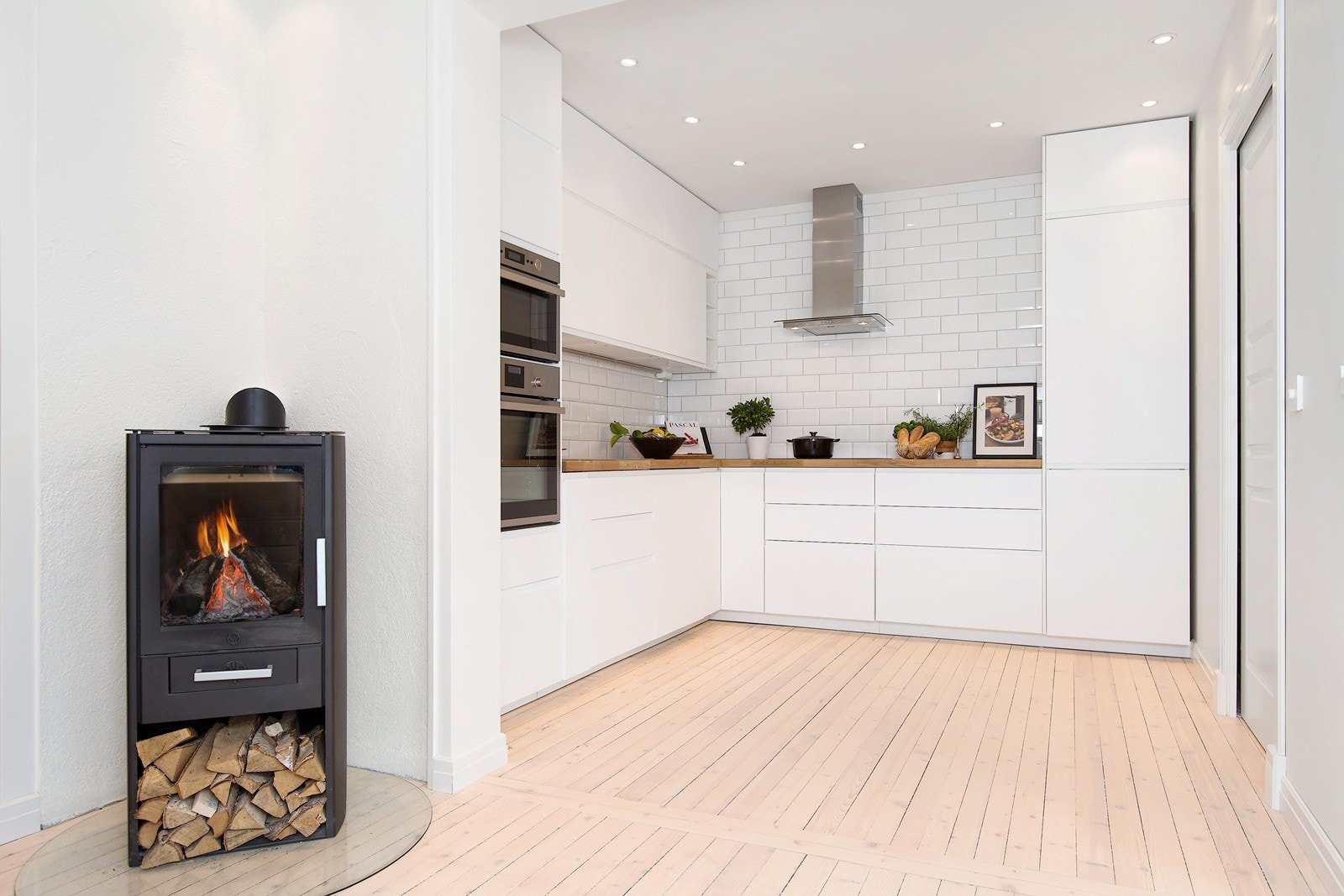 Hvit moderne kjøkkeninnredning Galleribilde