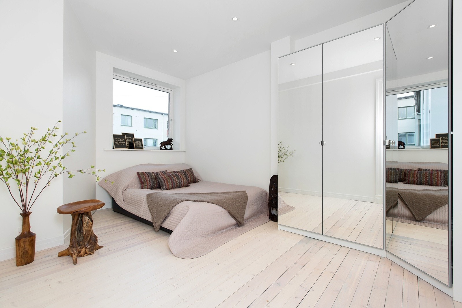 Hovedsoverom med stort garderobeskap Galleribilde