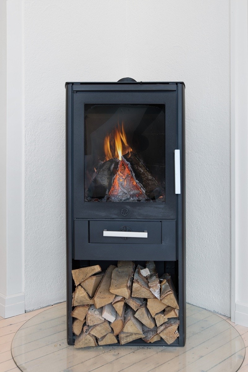 Ny, flott Varde Samsø peisovn som varmer godt på kalde vinterdager Galleribilde