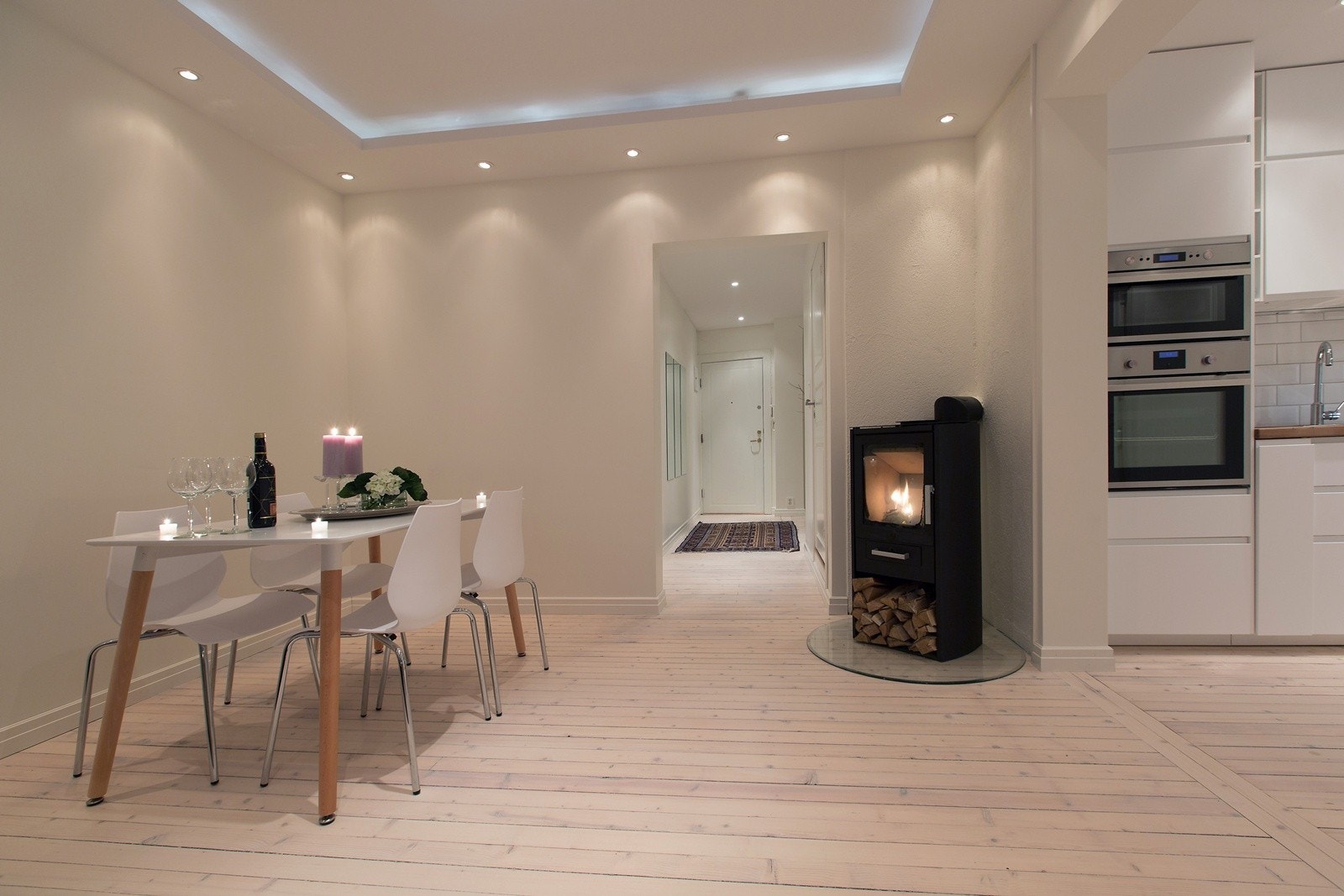 Spiseplass ved koselig peisovn Galleribilde