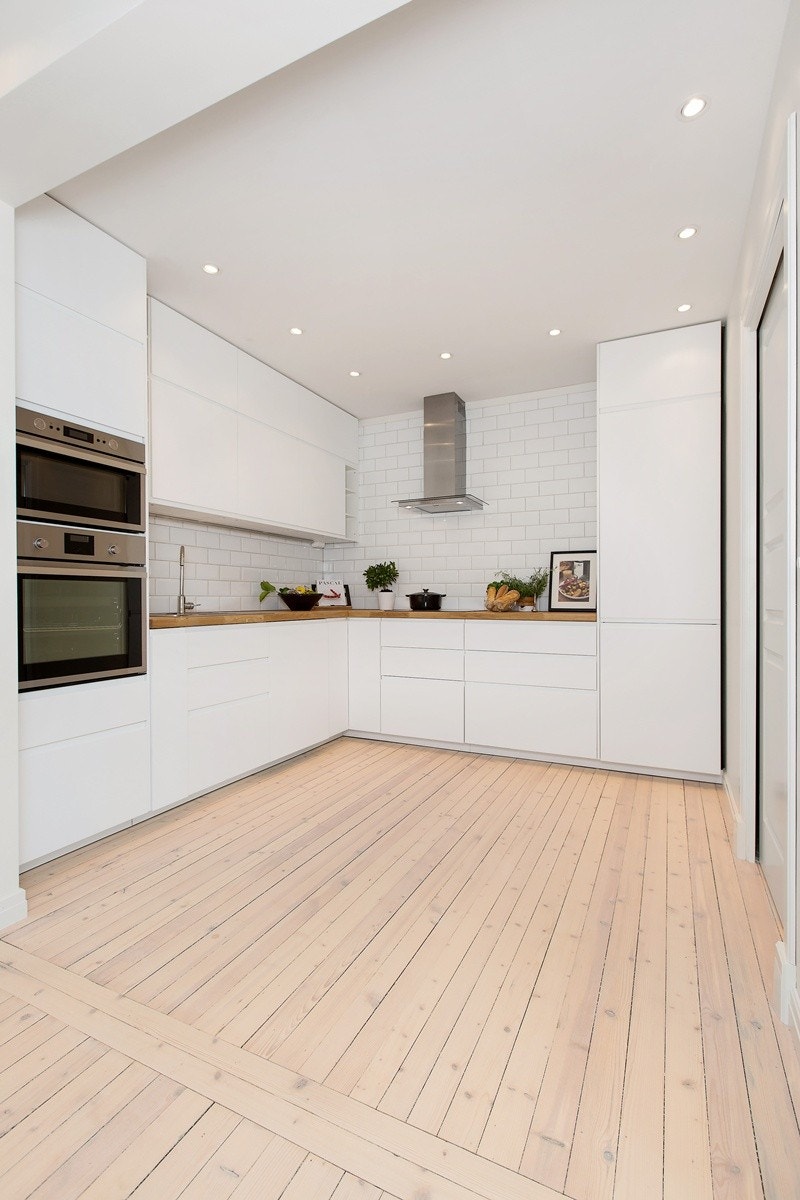 Kjøkken med god skap- og benkeplass Galleribilde