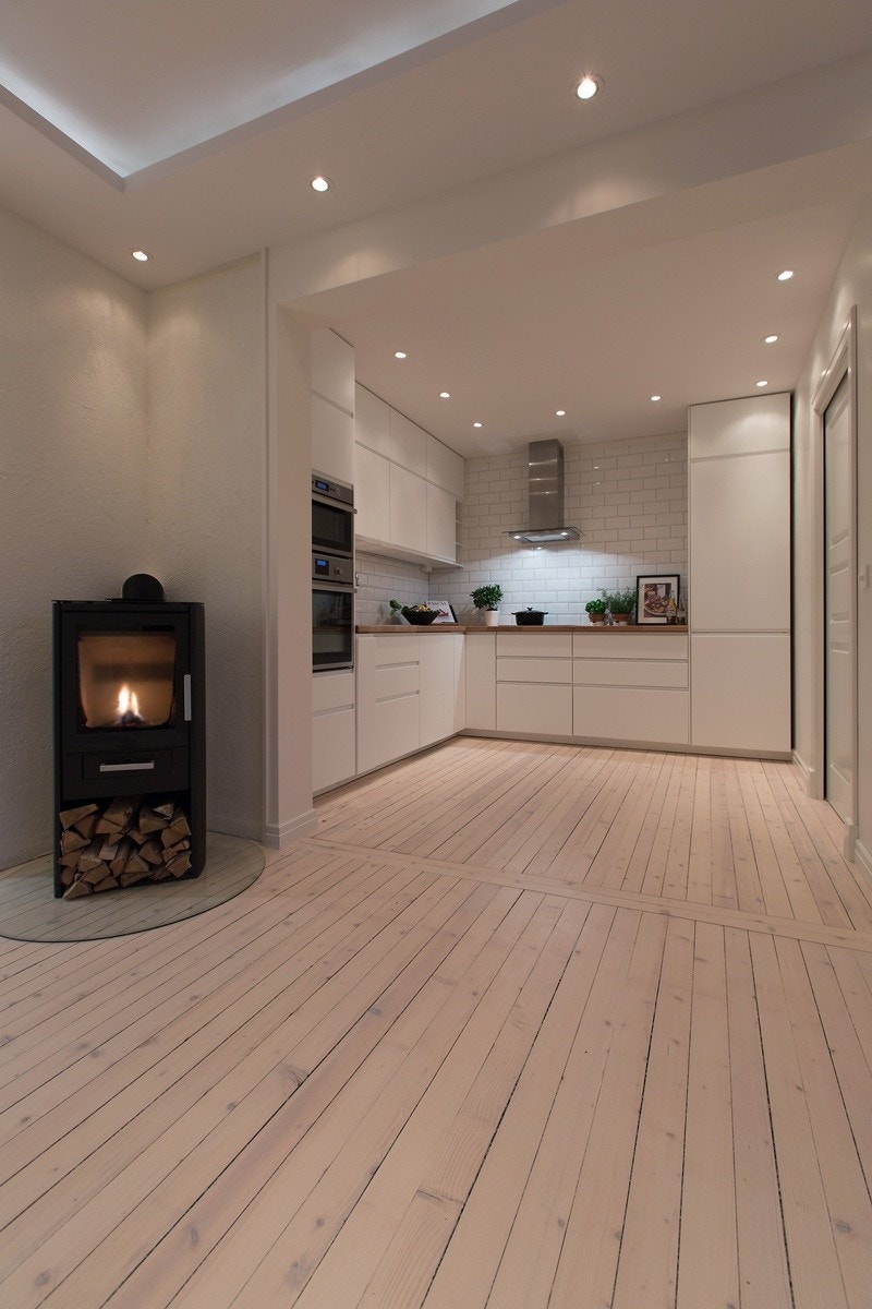 Flott originalt tregulv som er slipt og påført hvitpigment Galleribilde