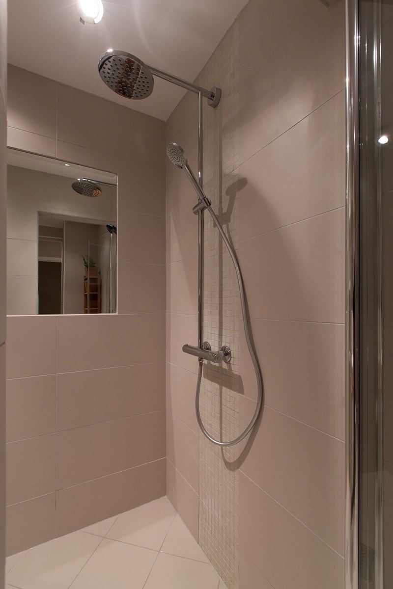 Dusjnisje med "regndusj" Galleribilde