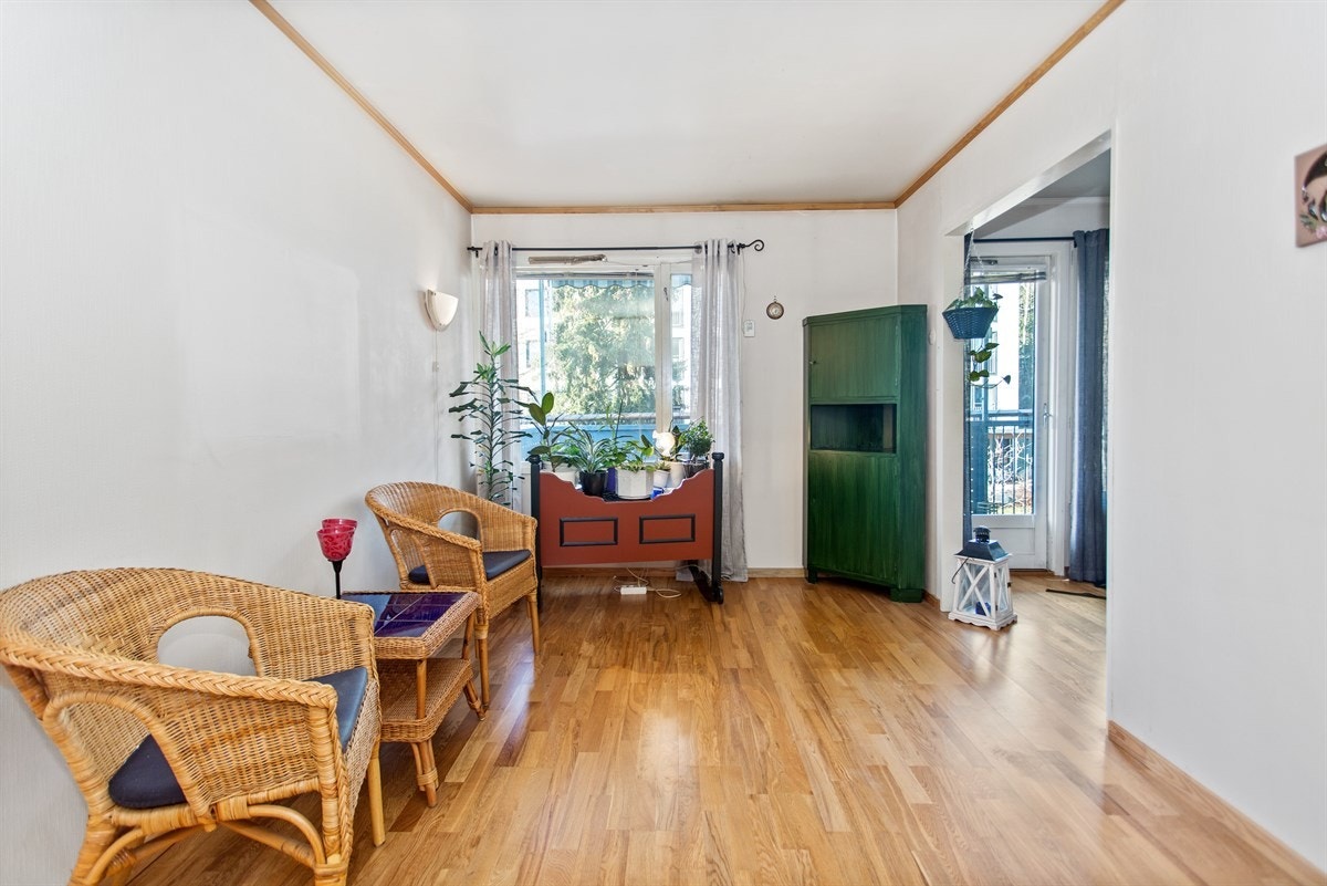 Meget romslig hovedsoverom som i dag er innredet som en del av stuen Galleribilde