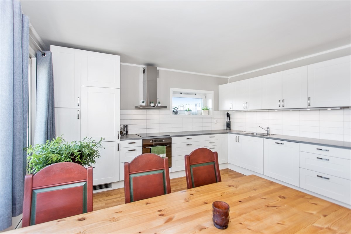 Meget gode lysforhold på kjøkkenet med store lysflater og ekstra sidevindu Galleribilde