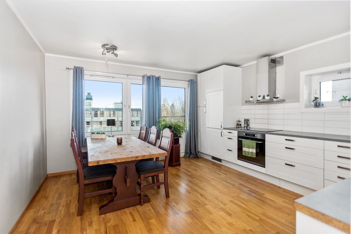 Stort og hyggelig kjøkken med spiseplass og fransk balkong Galleribilde