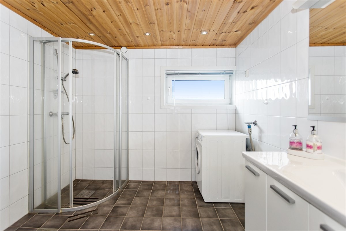 Pent flislagt bad med gulvvarme og downlights i himling. Vindu på badet gir flott naturlig lys Galleribilde