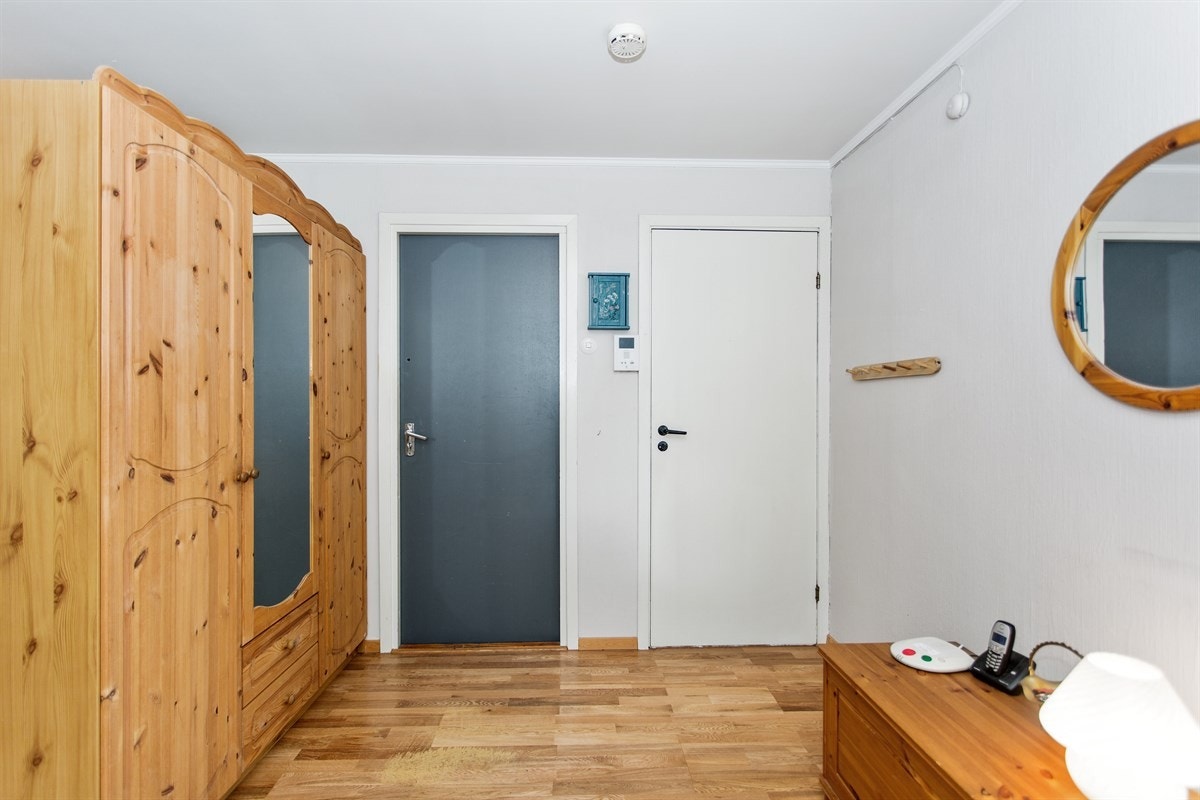 Entré med garderobeskap Galleribilde