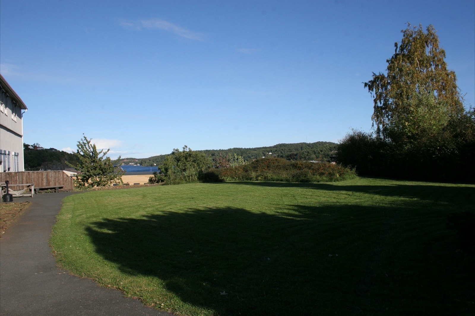 Trivelige utearealer med utsikt ut Galtesund Galleribilde