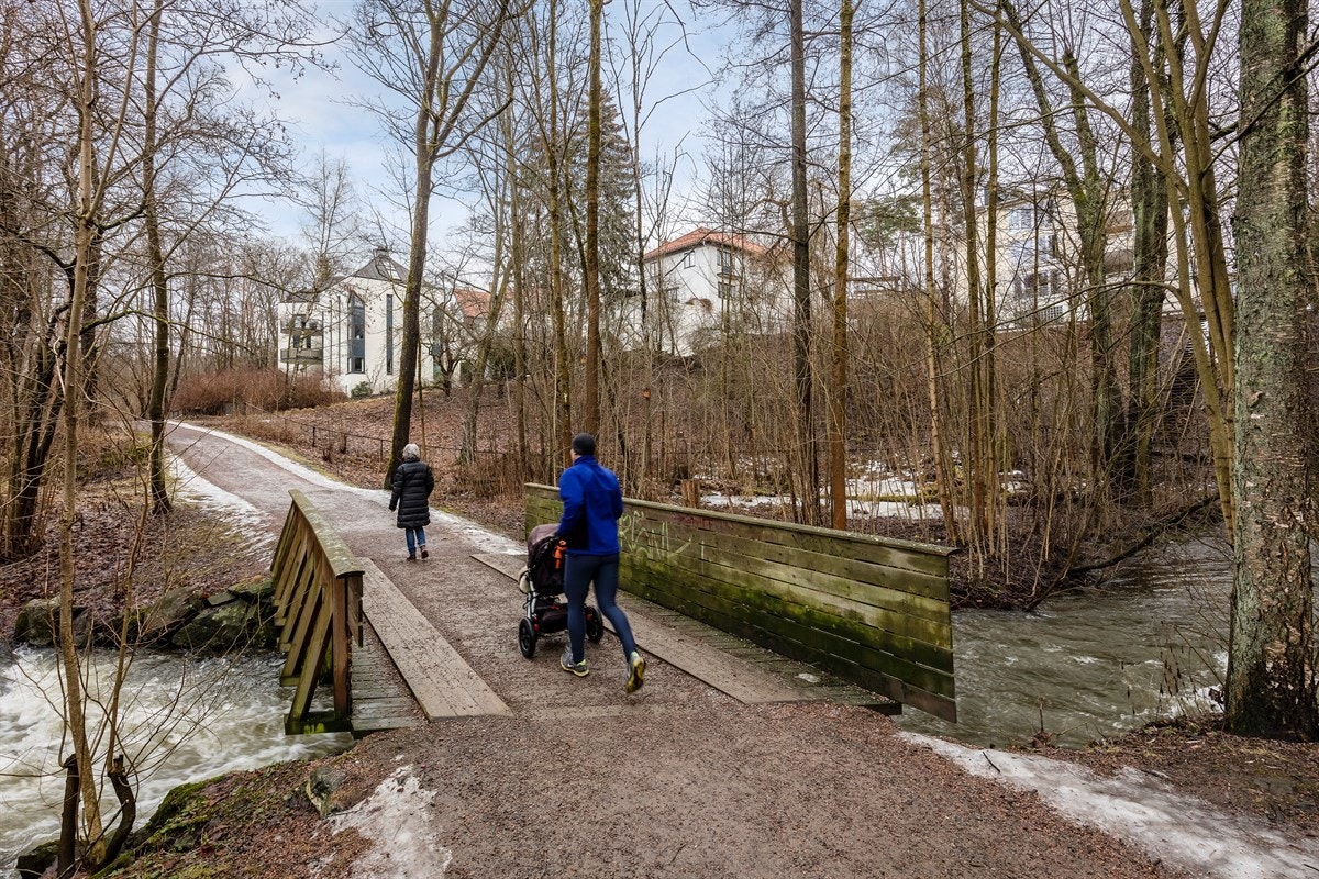 Boligen grenser direkte til friområde langs Frognerbekken Galleribilde