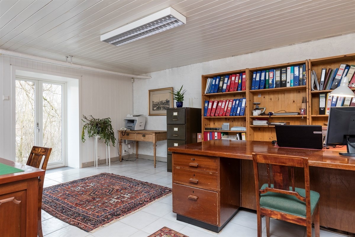 Stort kontor/kjellerstue med direkte utgang. Det er to innganger til underetasje Galleribilde