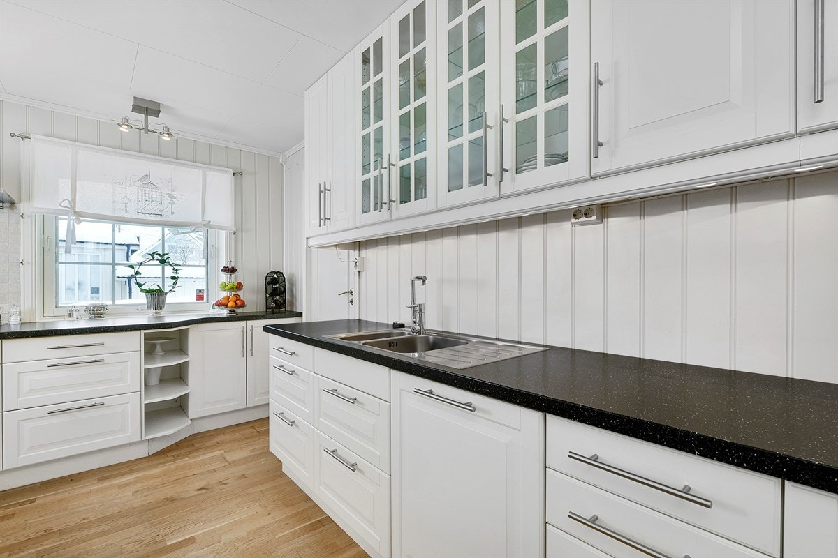 Innredningen er fra perioden 2010/-12 og har en fin miks av profilerte fronter og vitrineskap. Her er alle vegger godt utnyttet med skap og arbeidsplass. Galleribilde