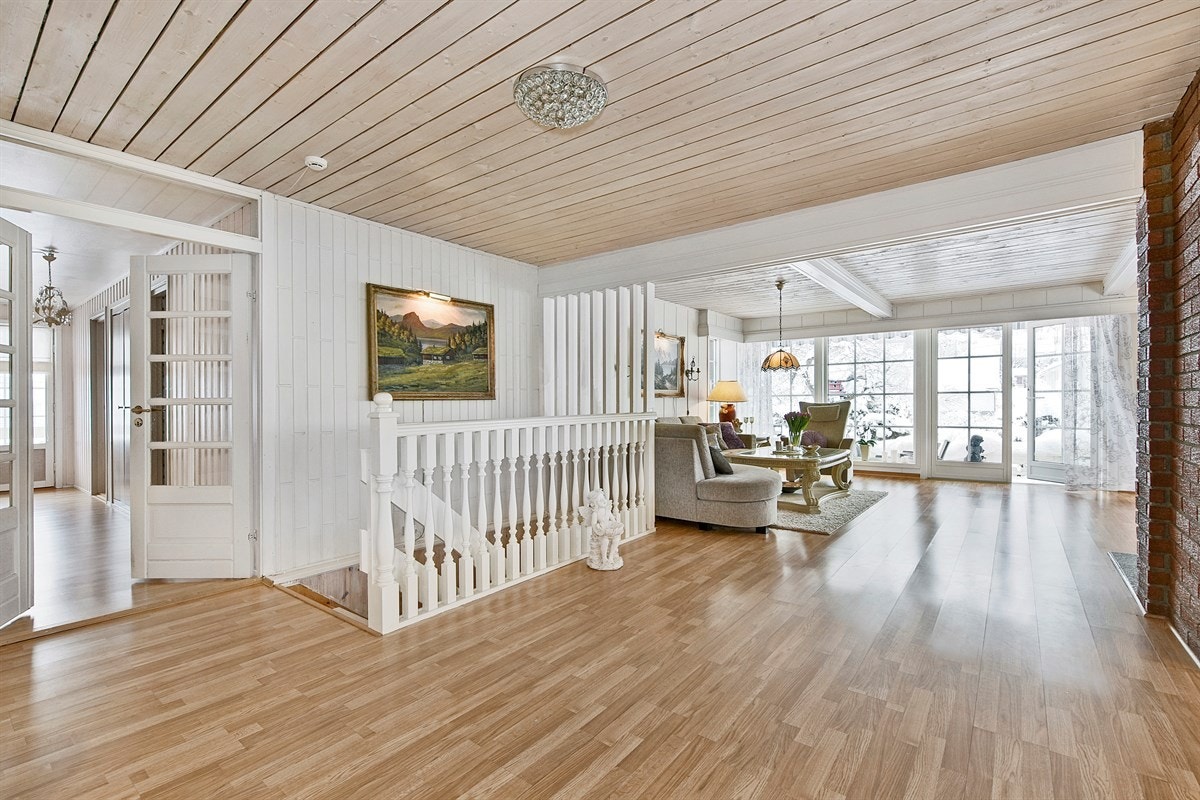 Trapp fra stue/hall i første etasje ned til kjellerstue i underetasjen. Galleribilde