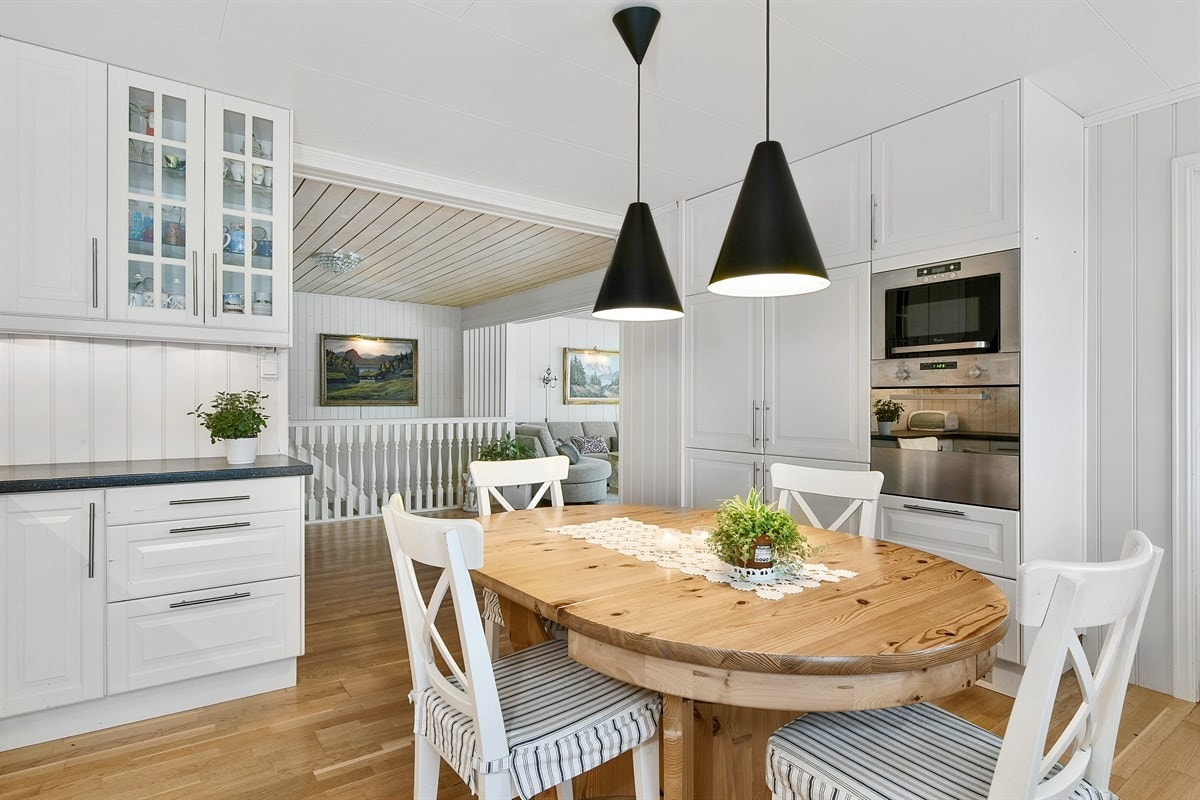 Hovedkjøkkenet har god romstørrelse, en trivelig spiseplass midt i rommet, og utgang til trapperom som leder til hagen. Galleribilde