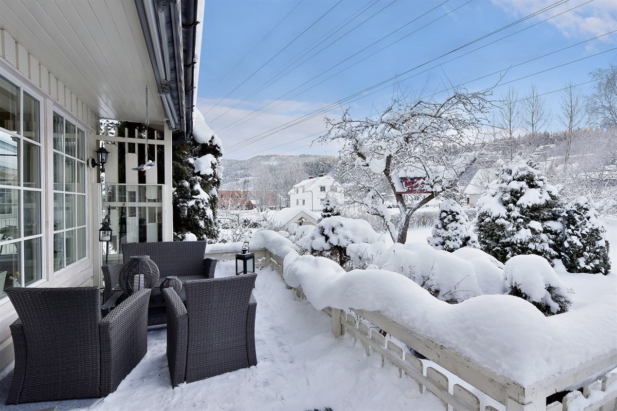 På terrassen kan man nyte et bedre måltid i rolige og fredelige omgivelser etter en lang arbeidsuke. Galleribilde