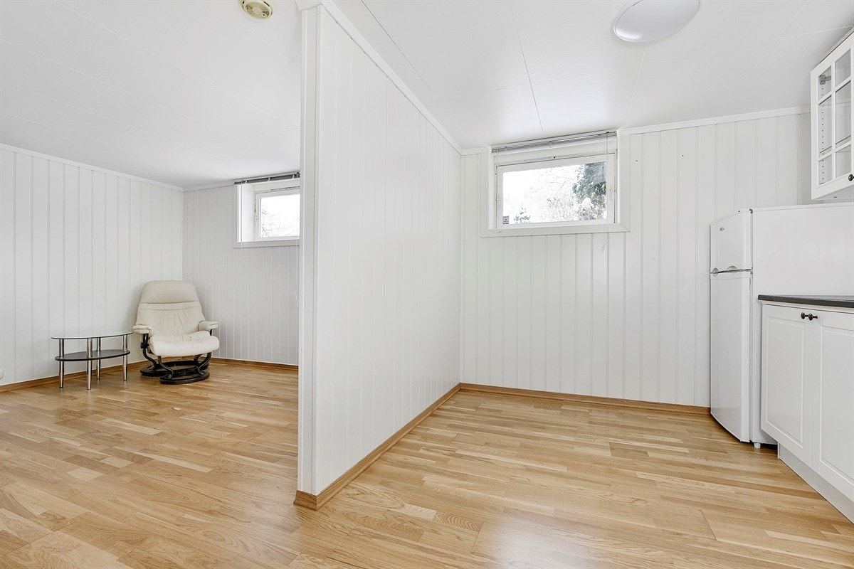 Det er delvis åpenløsning mellom stuen og kjøkkenet i utleiedelen. Galleribilde