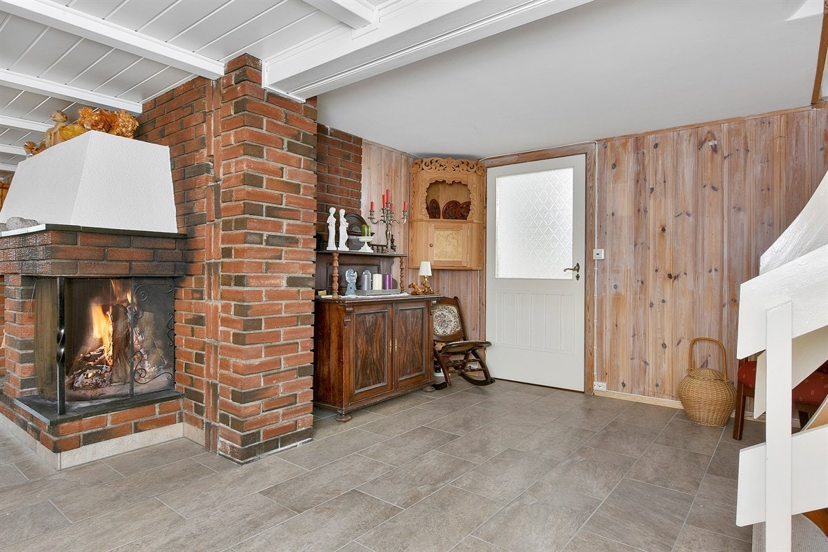 Kjellerstuen har åpen peis for ekstra hygge, samt luft til luft varmepumpe. Galleribilde