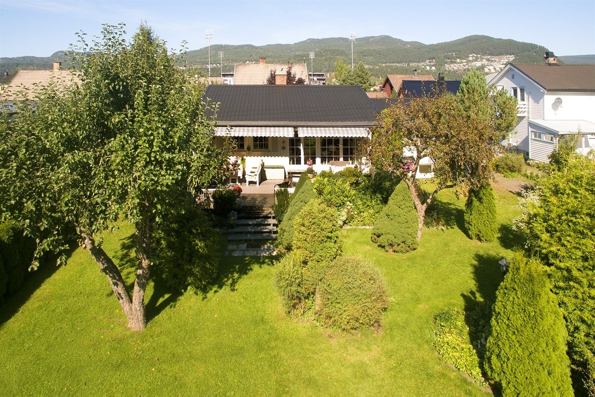 Stor hage der barn kan oppleve mye lek og moro i barnevennlige og trygge omgivelser. Galleribilde