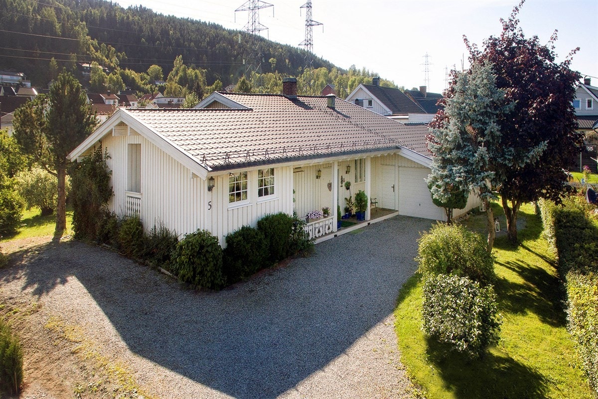 Boligen har et hyggelig, overbygd velkomstparti med søyler og platting. Galleribilde