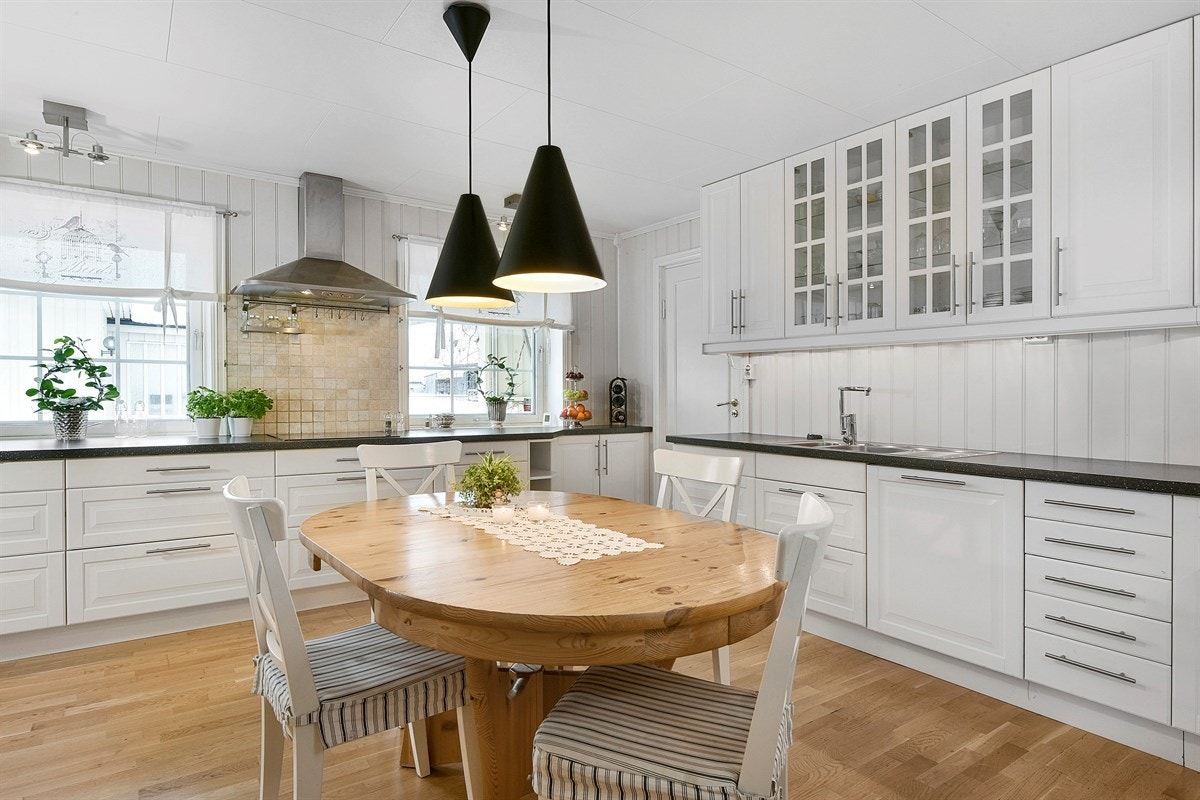 Kjøkkenet har integrerte hvitevarer som består av induksjonstopp, stekeovn, kombinert kjøl/frys, oppvaskmaskin og mikrobølgeovn. Galleribilde