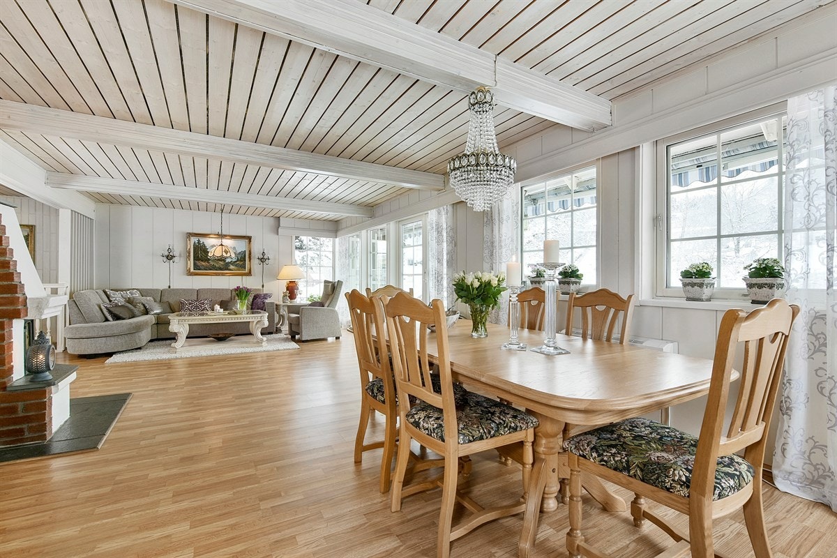 Hyggelig spisestue. Utvendige markiser gir effektivt solskjerming ved behov. Galleribilde