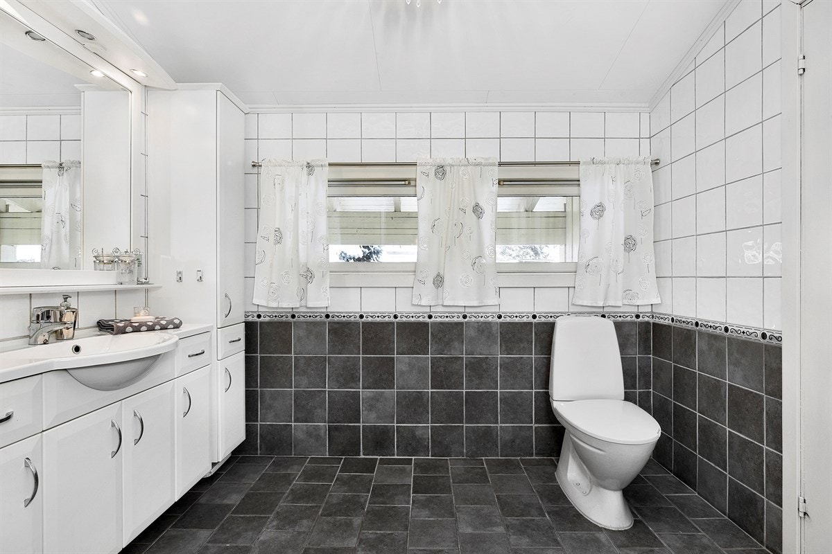 Badet har adkomst fra både soveromsgang og hovedsoverom. Galleribilde