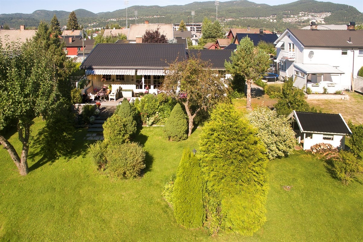 Området gir mulighet for offentlig kommunikasjon via buss og tog, hvorav nærmeste holdeplass er Skarsvingen og ligger ca. 50 meter fra boligen. Det er gangavstand til Mjøndalen Togstasjon. Galleribilde