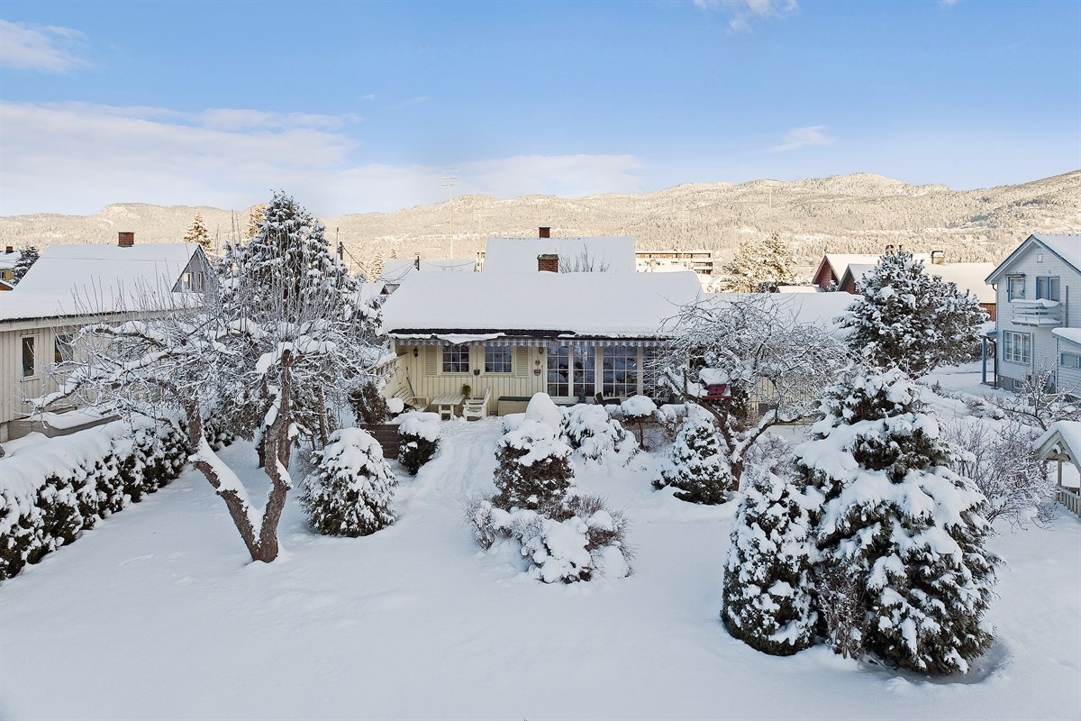 Boligen ligger kun et steinkast fra nyoppført stadionanlegg med kunstgressbaner og idrettshall. Galleribilde