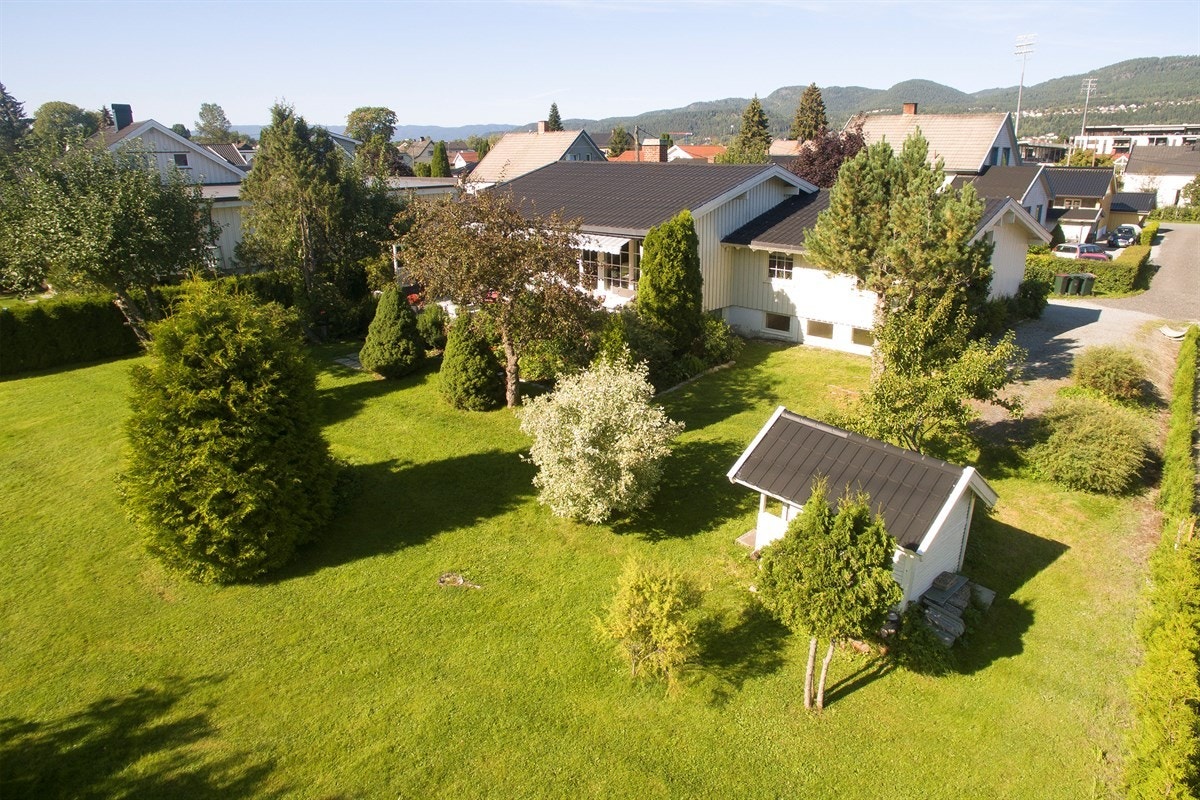 Fra eiendommen er det gangavstand til Mjøndalen barneskole, Veiavangen ungdomsskole, Mjøndalen sentrum og togstasjon. Galleribilde