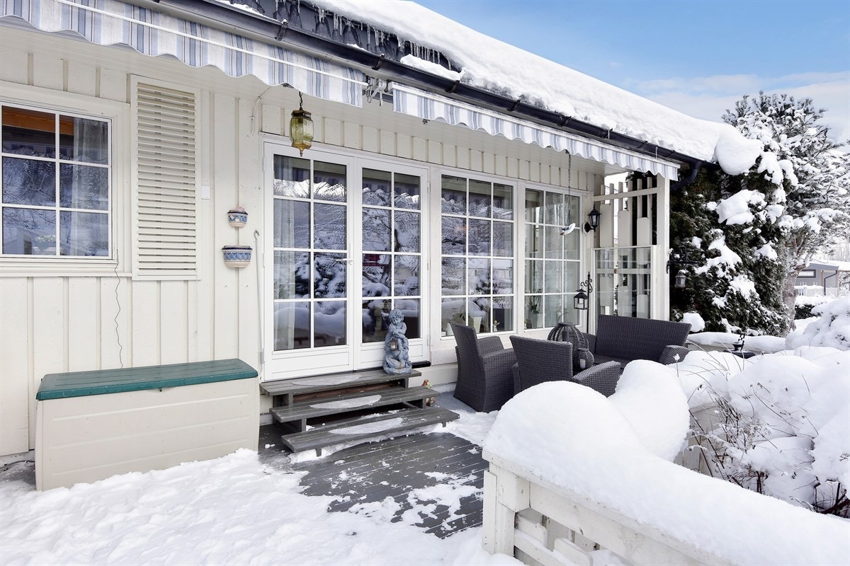 Fra terrassen ser man ut over den store hagen der barna kan utfolde seg fritt. Galleribilde