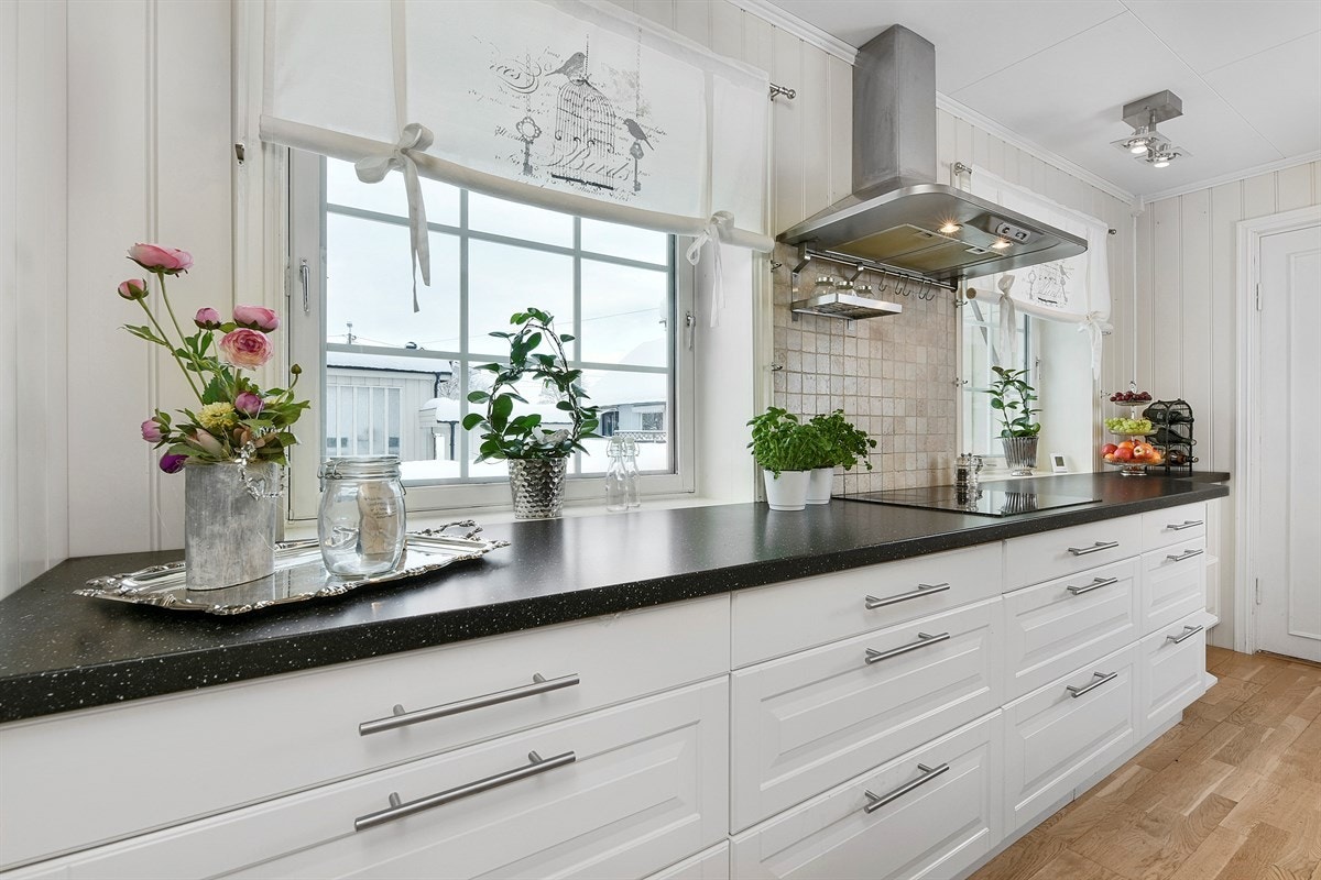 Vinduer over benkeplaten gjør rommet til et trivelig arbeidsområde. Galleribilde