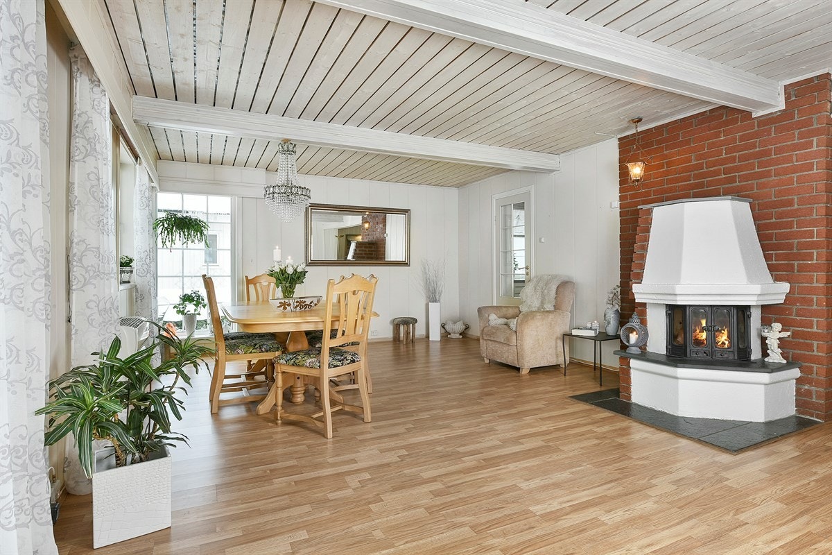 Fra stuens spisedel er det vitrinedør direkte inn til kjøkkenet. Galleribilde