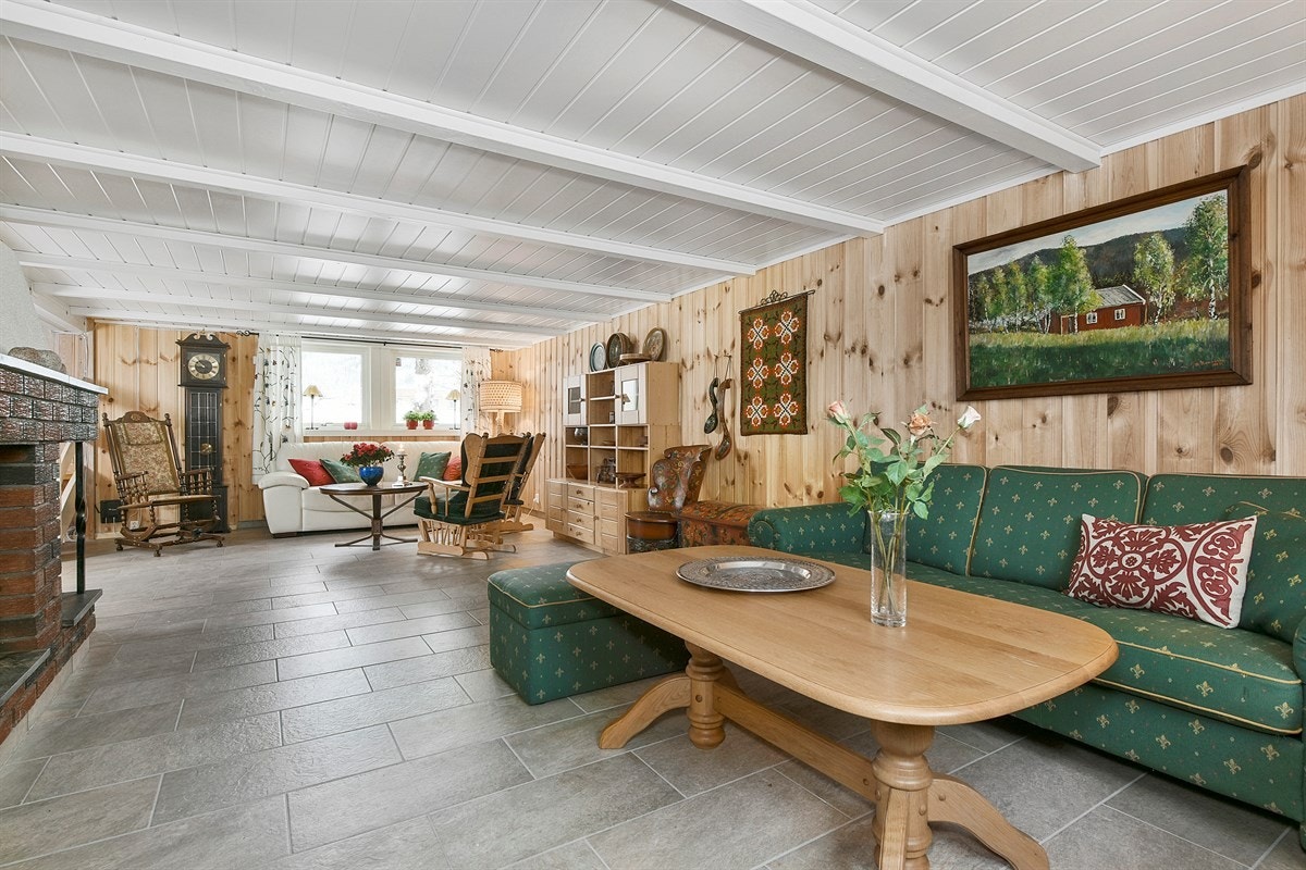 Kjellerstuen har god plass for flere sittegrupper, noe som bidrar til ekstra spillerom og privatliv. Galleribilde