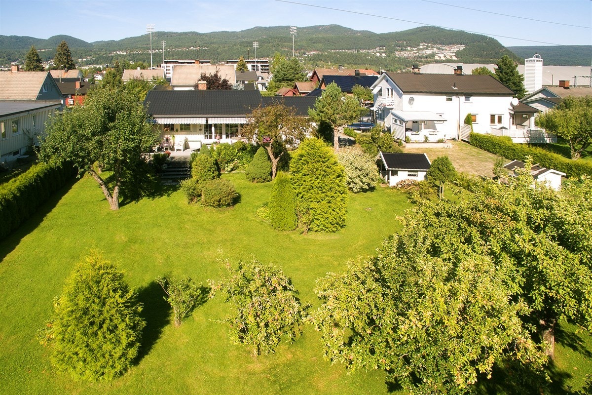 Solrik eiendom på ca.1,9 mål, hvor velstelte plenarealer omkranser boligen på flere sider. Galleribilde