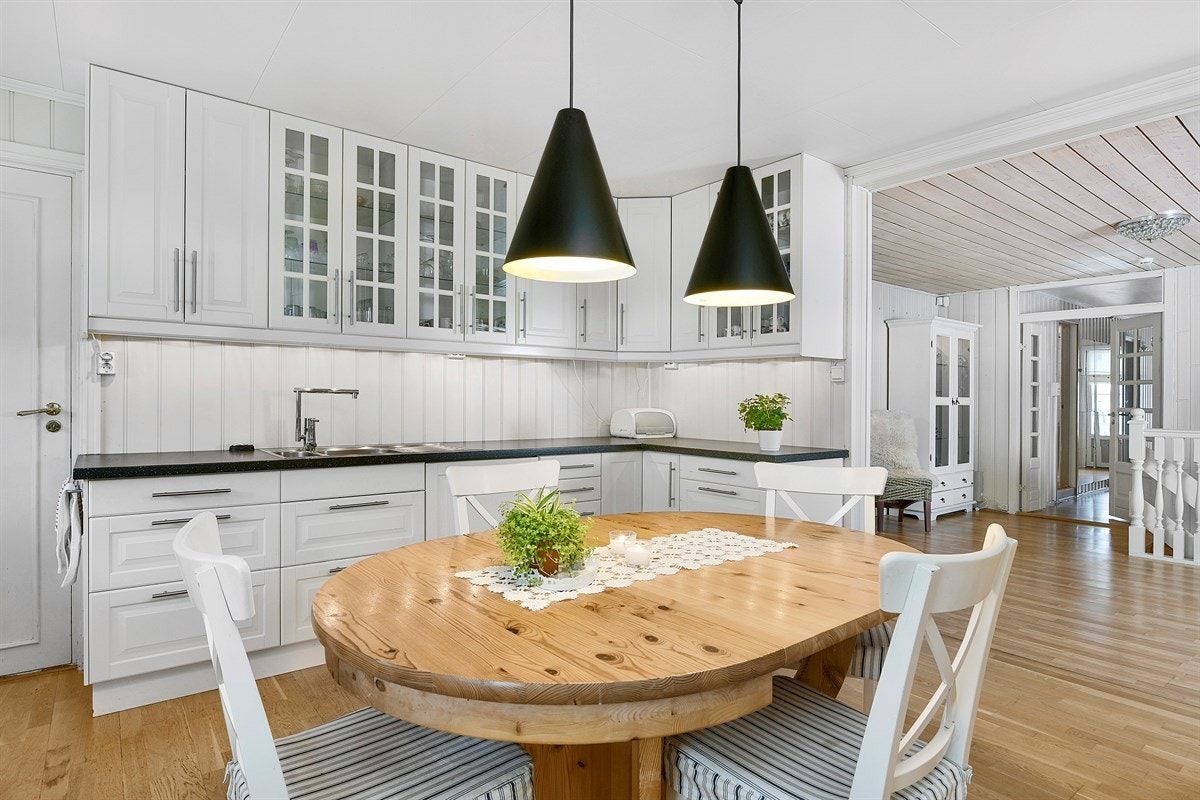 Kos deg med en god frokost rundt romslig spisebord med hele familien. Galleribilde