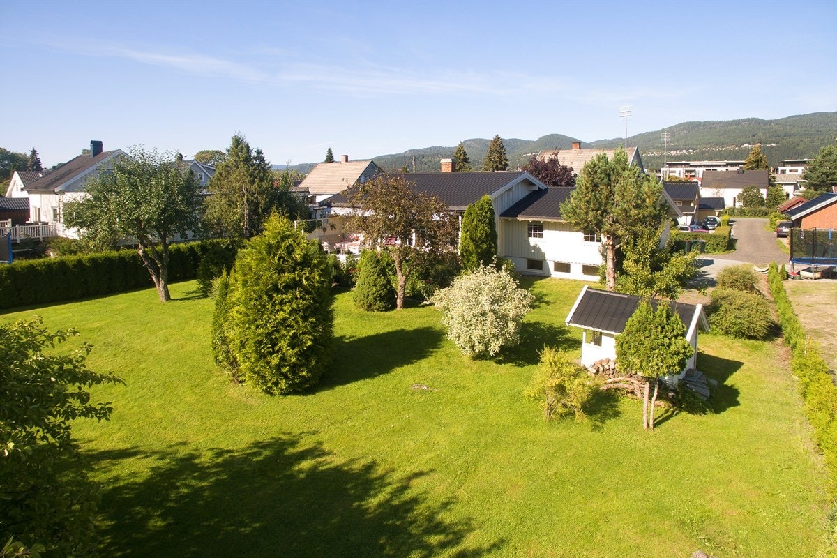 PRIVATmegleren ved John Granly Steen har gleden av å presentere denne flotte eneboligen med praktfull hage, ca. 1,9 mål tomt og garasje. Eiendommen har en utleiedel med leieinntekter på kr 8000,- pr. mnd. Galleribilde