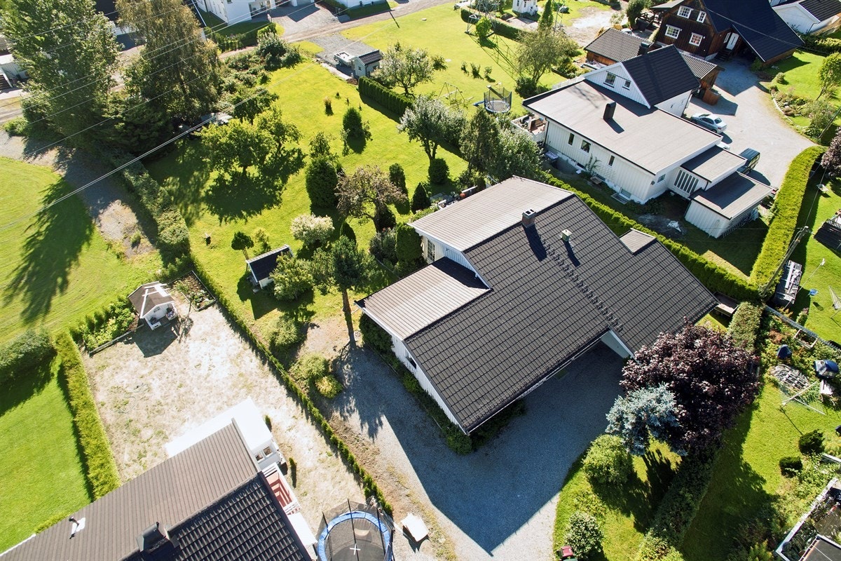 Eiendommen på ca. 1,9 mål innehar flotte, velstelte plenarealer med et stort utnyttelsespotensial som stoppes kun av egen kreativitet. Galleribilde