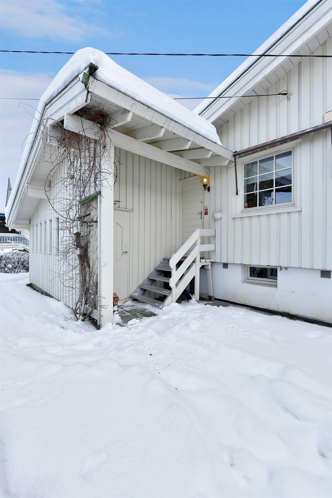 Går du rundt huset, er det egen adkomst til trapperom som fører ned til utleiedelen. Galleribilde