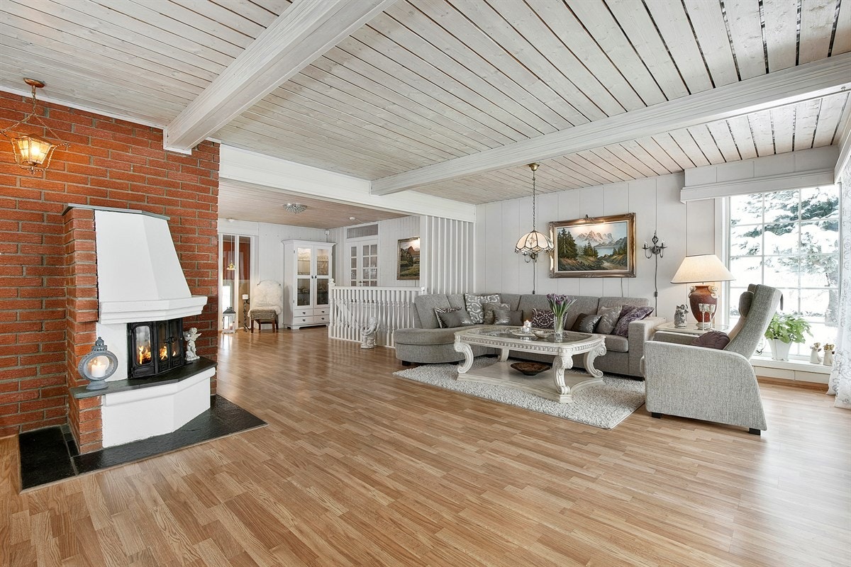 I første etasje har boligen en stor stue med fin utforming som gir god fleksibilitet i forhold til møblering. Galleribilde