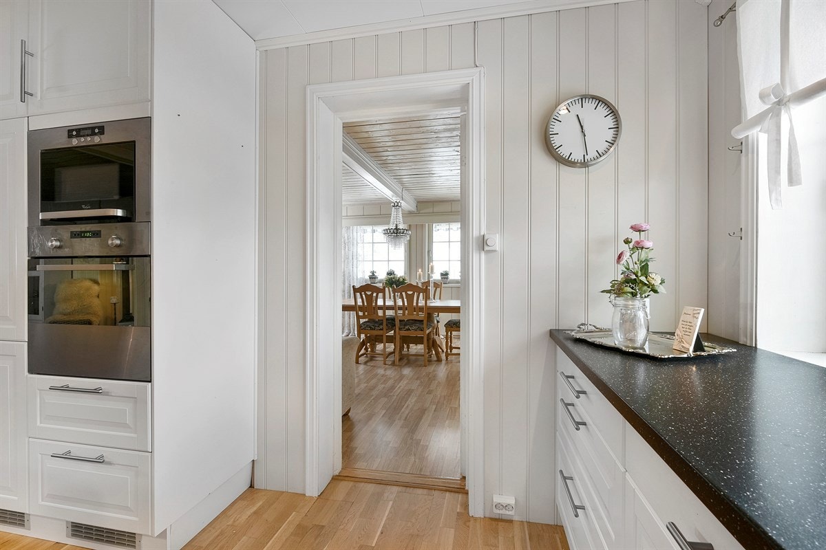 Det er to innganger fra kjøkkenet, en fra stue/hall og en fra spisestuen. Galleribilde