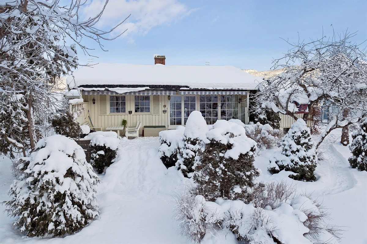 Dagligvarehandelen kan gjøres ved bl.a. Kiwi, Rimi, og Rema 1000. Ønsker du ytterligere servicetilbud har Mjøndalen sentrum, Buskerud Storsenter og Gulskogen et rikt og variert utvalg av fasiliteter og servicetilbud. Galleribilde