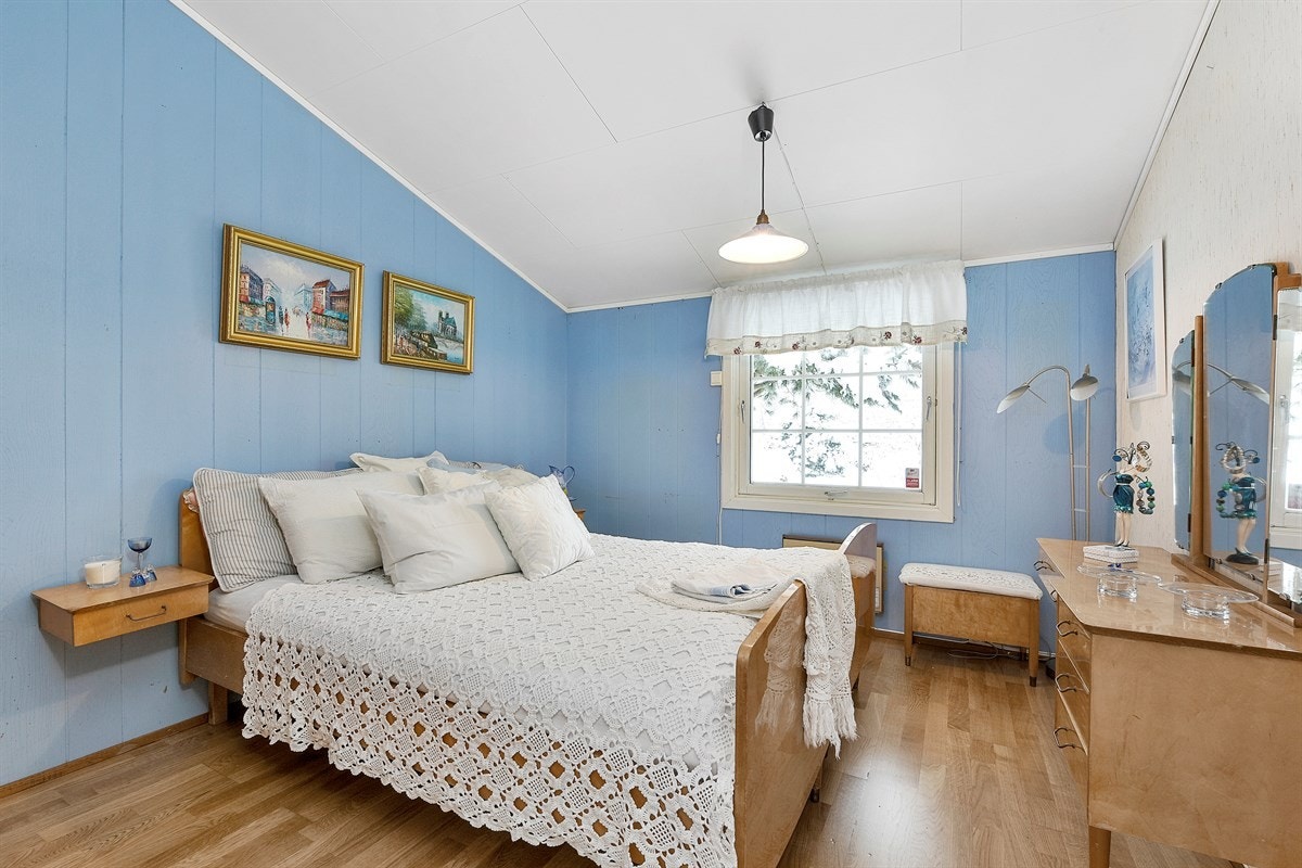 Soverom 2 med tilhørende garderobeløsning. Galleribilde