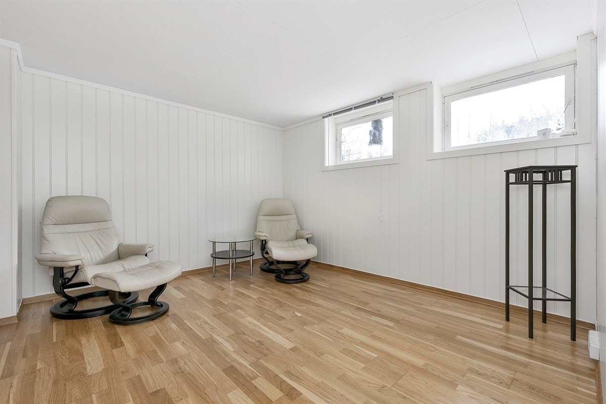 Romslig stue i utleiedelen. Galleribilde