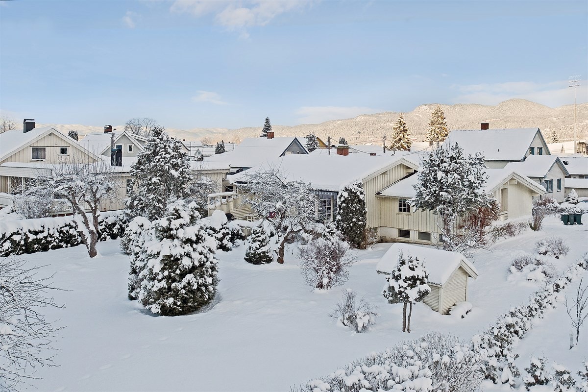 Eneboligen ligger i et skjermet og svært barnevennlig boligområde på Soløsjordet i Mjøndalen. Galleribilde