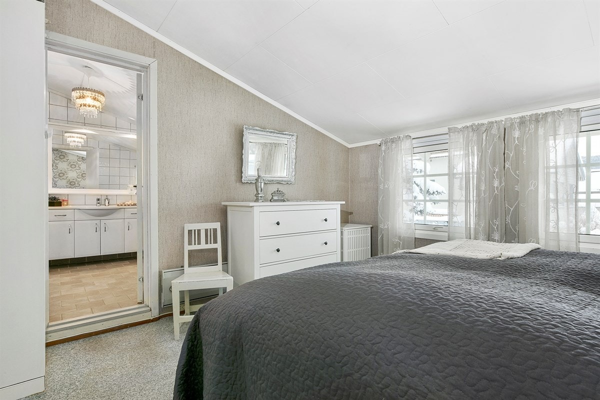 Soverom 1 har direkte adkomst til badet. Galleribilde