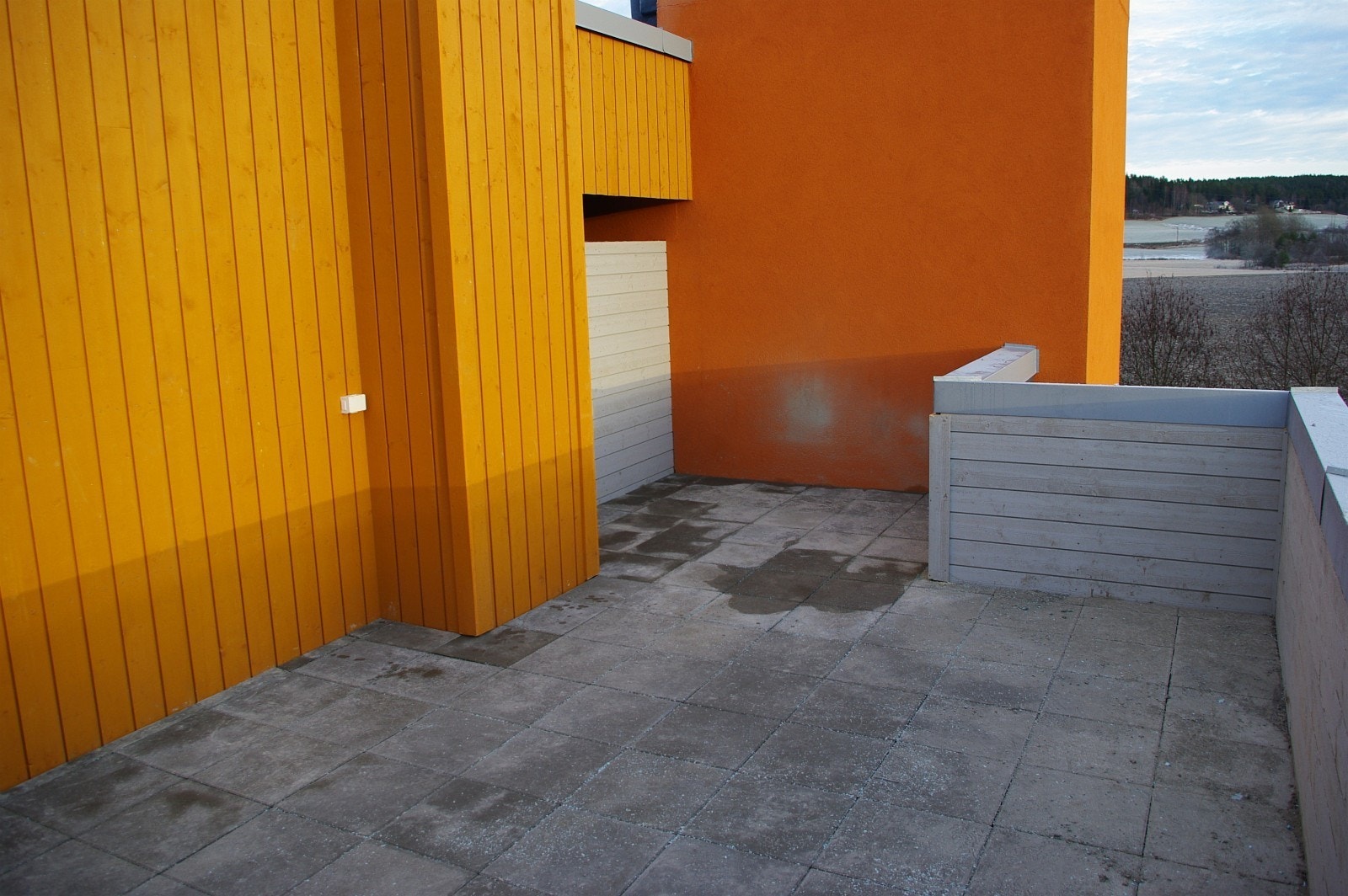 Takterrasse med god plass til utemøbler, og soling. Usjenert. Galleribilde